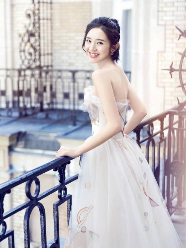 唐藝昕終於開始營業，一襲鏤空花瓣長裙甜美優雅，尖下巴成議論點