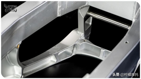 鈴木小鋼炮GSX-R150改後搖臂很簡單？