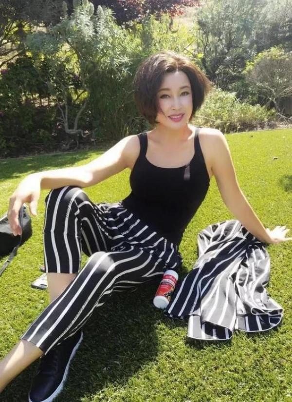 劉曉慶:氣質優雅驚豔迷人高畫質寫真集(後幾張是年輕時候美照) 劉曉慶:氣質優雅驚豔迷人高畫質寫真集(後幾張是年輕時候美照)