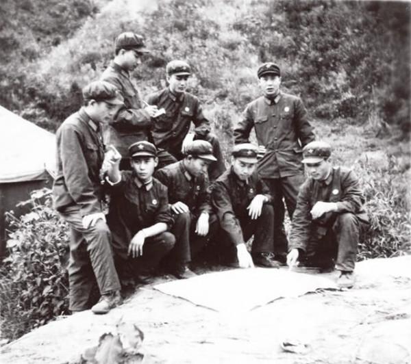 越軍山頭忽然多1棵樹,被偵察兵火眼識破,炮轟越軍讓其損失慘重 越軍山頭忽然多1棵樹,被偵察兵火眼識破,炮轟越軍讓其損失慘重