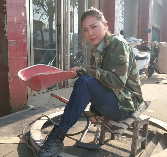 獨腿女孩羅雨:當電焊工爆紅網路,被300名男子告白,都被她回絕 獨腿女孩羅雨:當電焊工爆紅網路,被300名男子告白,都被她回絕