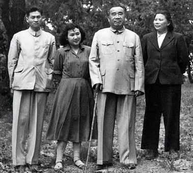 1945年蘇軍攻入德國，卻在集中營發現朱德之女，立刻送她到莫斯科