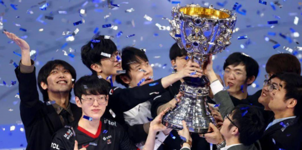 奪冠狂歡後的“選手搶親大戰” 奪冠狂歡後的“選手搶親大戰”