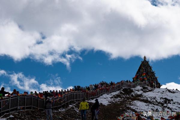 今年的川西雪,比往年來得更早一些。在追逐彩林時,再多行一程 今年的川西雪,比往年來得更早一些。在追逐彩林時,再多行一程