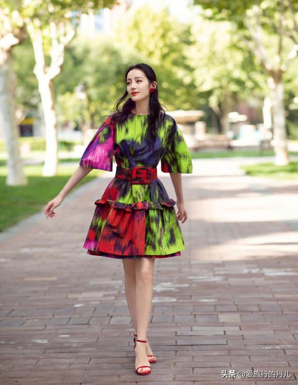 迪麗熱巴一襲彩色連衣裙優雅動人，盡顯異域風情