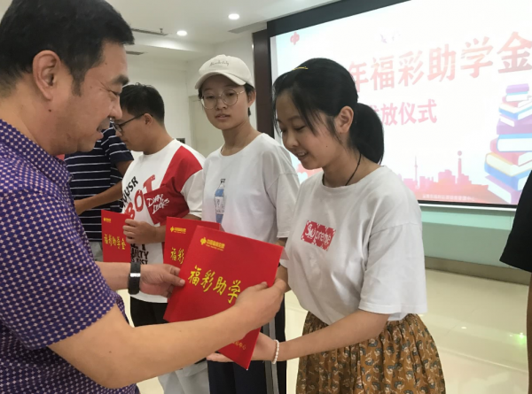 上大學後才知道，那些拿補助的“貧困生”，可能並不是真“貧窮”