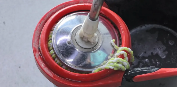 清水拖地等於白拖水中放上兩樣東西拖完不留水漬不落灰乾淨又省力