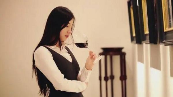 31歲北京美女,靠賣酒爆紅,一場直播賣100萬,年入3.5億,憑啥? 31歲北京美女,靠賣酒爆紅,一場直播賣100萬,年入3.5億,憑啥?