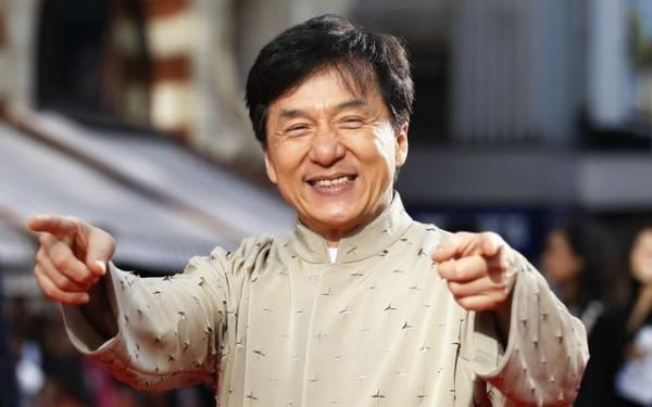 成龍父親葬禮：房祖名傷心，林鳳嬌跪拜，成龍同父異母哥哥沒到場