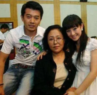 一婚被家暴，二婚被嫌棄，三婚惹爭議，71歲的斯琴高娃怎樣了？