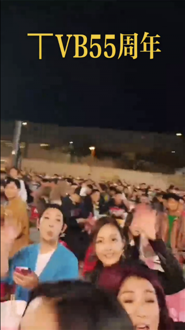 TVB週年晚宴顯寒酸！場地簡陋用廉價椅，眾星不戴口罩聚集吃盆菜