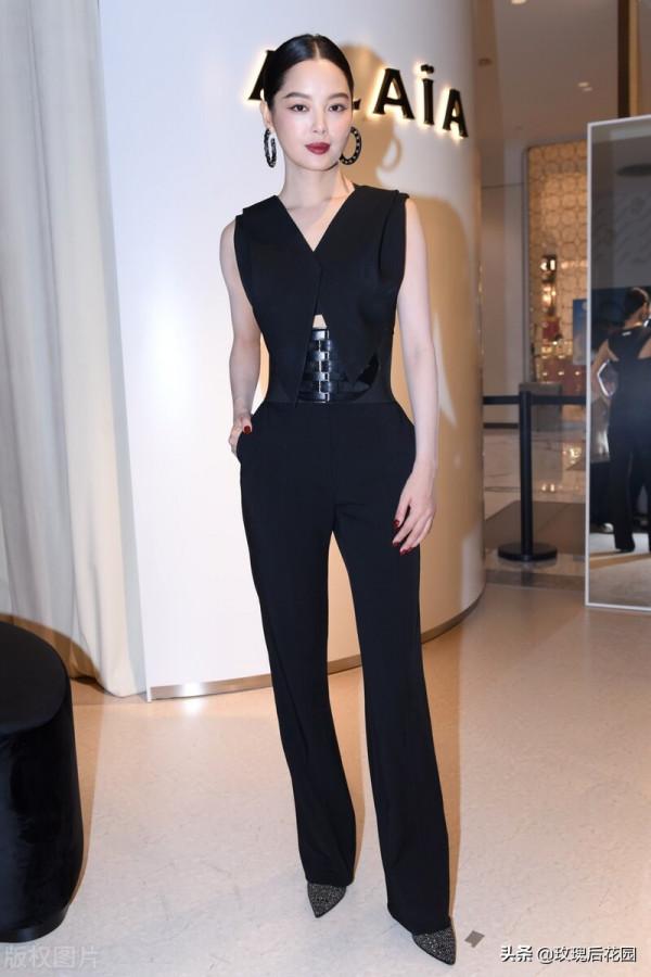 辛芷蕾黑色無袖裝亮相時尚活動顯幹練 站姿優雅御姐氣場十足