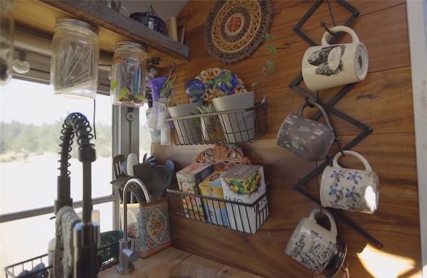 單親媽媽買下2004年舊校車,帶4個孩子在27㎡車內住1年,也是服了 單親媽媽買下2004年舊校車,帶4個孩子在27㎡車內住1年,也是服了