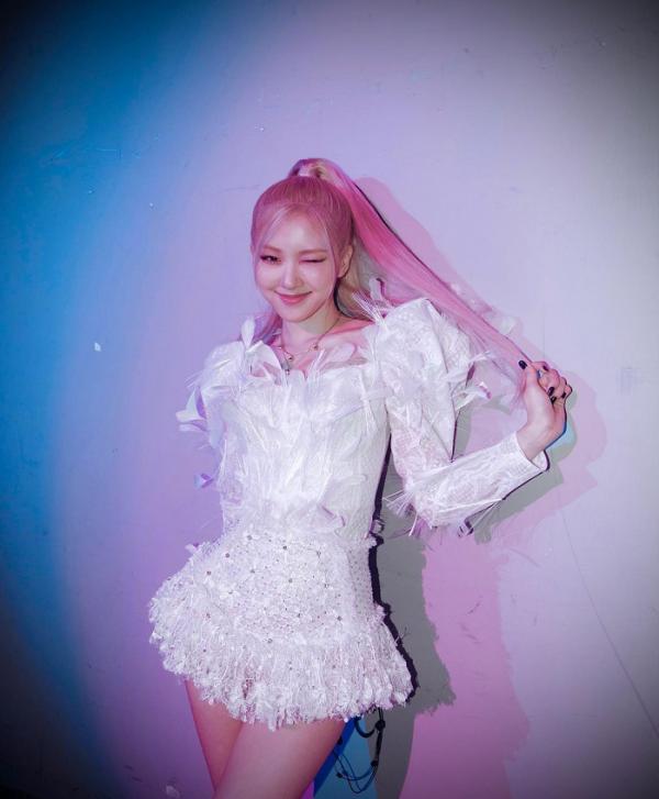 粉墨前往巴黎look：樸彩英口袋一插誰都不愛，金智秀溫柔大氣