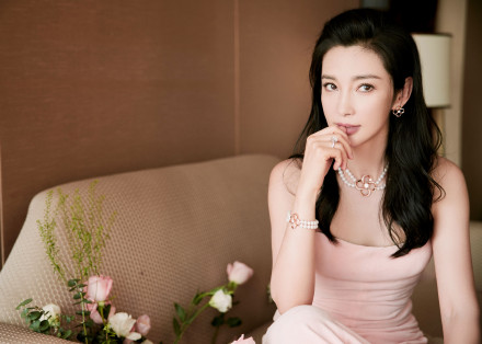 李冰冰穿粉色抹胸裙搭西裝 浪漫甜美