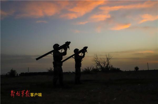 一組夕陽下的剪影帶你領略防空兵的雄姿
