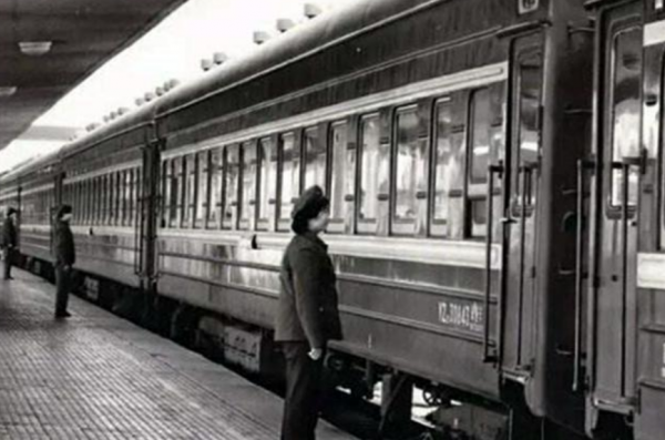 老人去部隊看兒子,被哨兵攔下不讓進,他說:叫你們師長跑步過來 老人去部隊看兒子,被哨兵攔下不讓進,他說:叫你們師長跑步過來