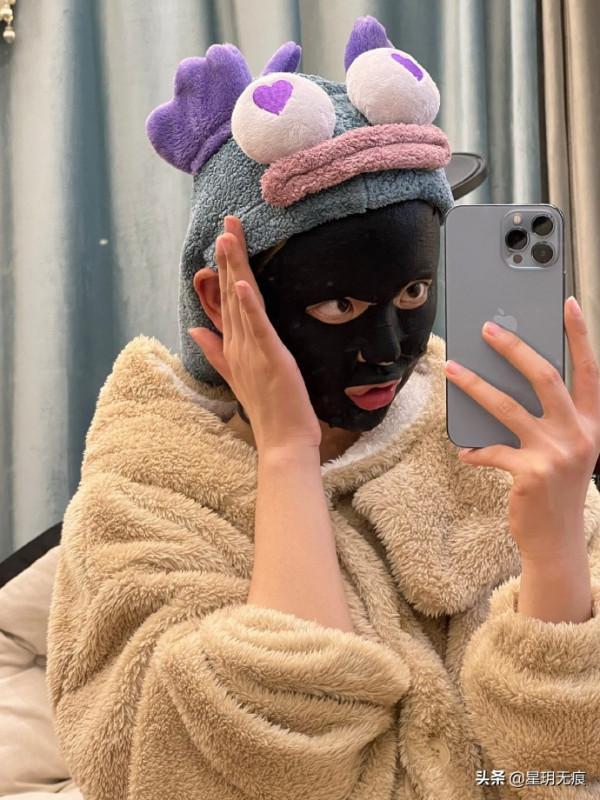 楊超越曬居家日常 穿睡衣敷面膜自拍搞怪十分俏皮