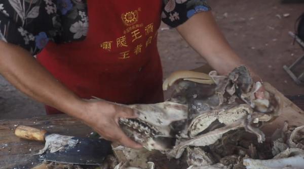 山東非常有名的露天小破攤，5元一份肉很多，颳風下雨不耽誤吃