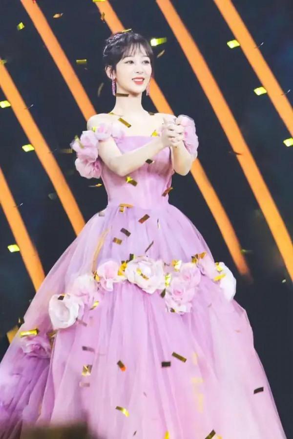 楊紫與經紀公司解約後,光芒四射 楊紫與經紀公司解約後,光芒四射