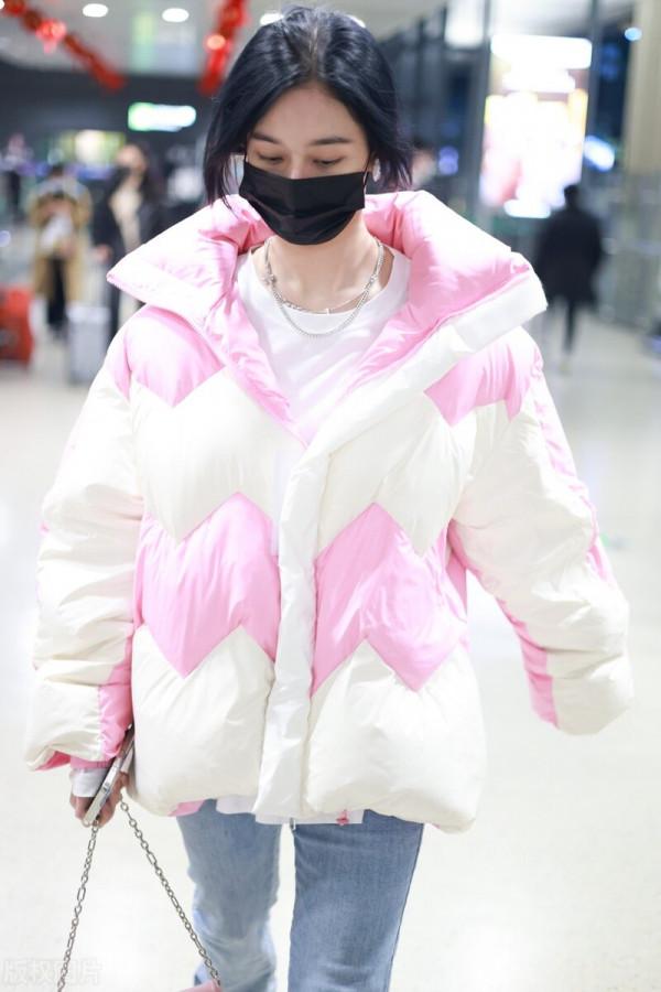 徐藝洋穿粉色拼色羽絨服搭配牛仔褲，腳踩白色運動鞋可愛青春