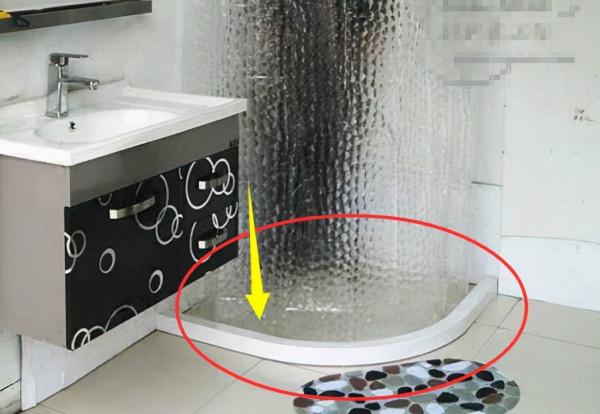 身邊越來越少人裝淋浴房了，現在流行擋水條，好用還省錢