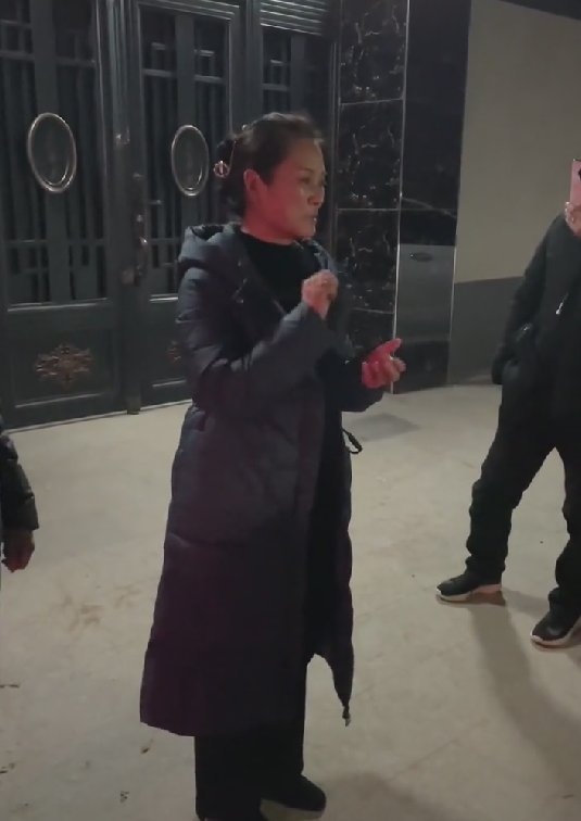 陳亞男父母有多豪？後備箱灑落16萬現金，十幾萬的金條用塑膠袋裝