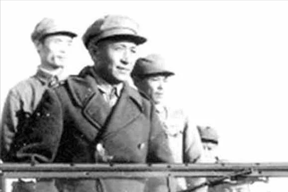 獨臂、瘸腿的開國少將，去醫院看病時因衣服太破，遭年輕人嘲笑