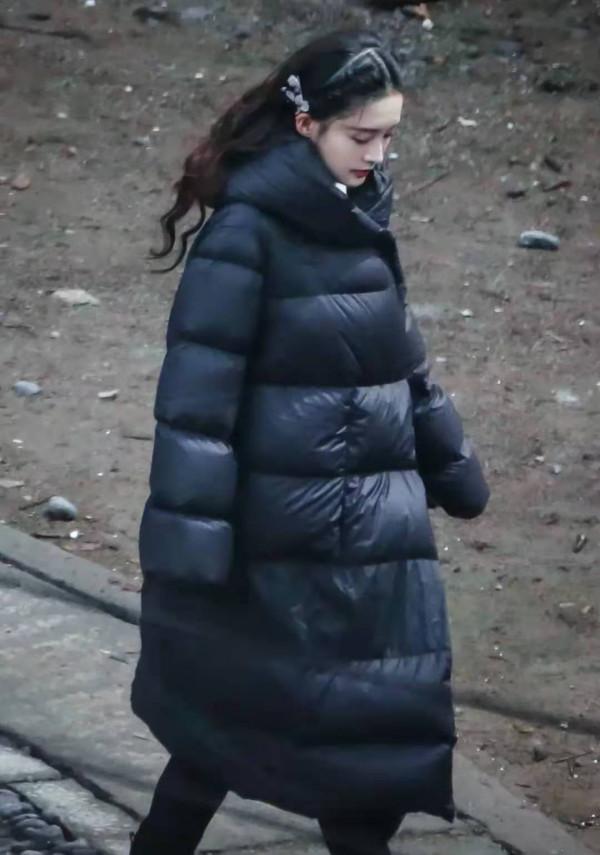 “李沁”越來越時髦了，穿黑色羽絨服配編髮，雖簡約卻很顯氣質