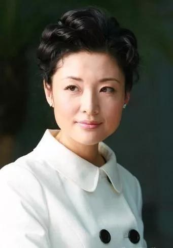 知性優雅的央視前主持人周濤