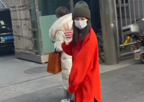 春晚第五次聯排來了！眾星低調進出，李宇春穿裙子鄧超自帶咖啡