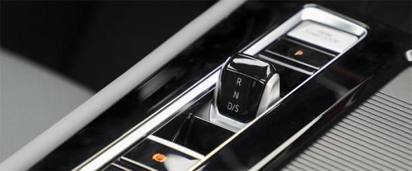 大塊頭也可以很好開！底盤、車機全新升級，試駕新款大眾途昂