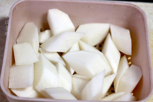 燉羊湯時，開水還是冷水下鍋？區別很大，做錯有羶味湯色不奶白