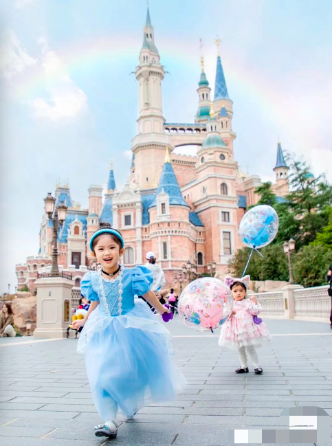 25歲網紅拼四胎惹爭議,3個女兒從小當童模養家,網友喊話求封禁 25歲網紅拼四胎惹爭議,3個女兒從小當童模養家,網友喊話求封禁