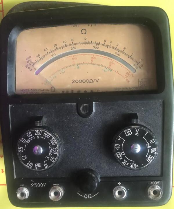 1963年震華500型萬用表!500表的最高工藝水準!三代表拆蓋看差異 1963年震華500型萬用表!500表的最高工藝水準!三代表拆蓋看差異