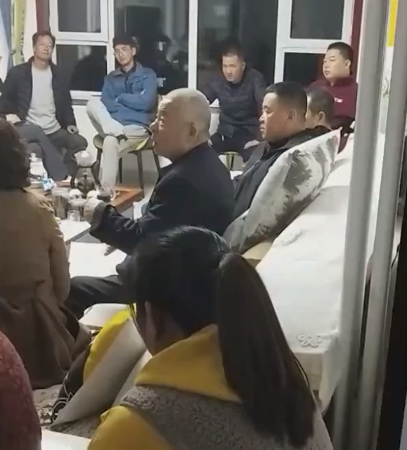 山東一女子即將結婚，家族成員聚在一起開會，場面讓網友羨慕不已