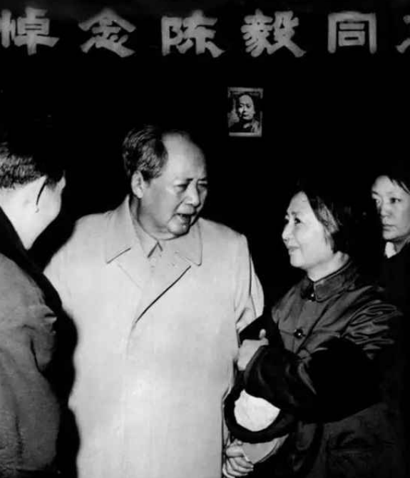 毛澤東穿著毛褲趕到陳毅追悼會,握著張茜的手說:陳毅是個好同志 毛澤東穿著毛褲趕到陳毅追悼會,握著張茜的手說:陳毅是個好同志
