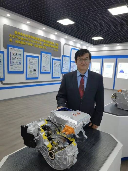 “頭雁”逆勢北飛！哈理工教授為新能源汽車安裝“中國芯”