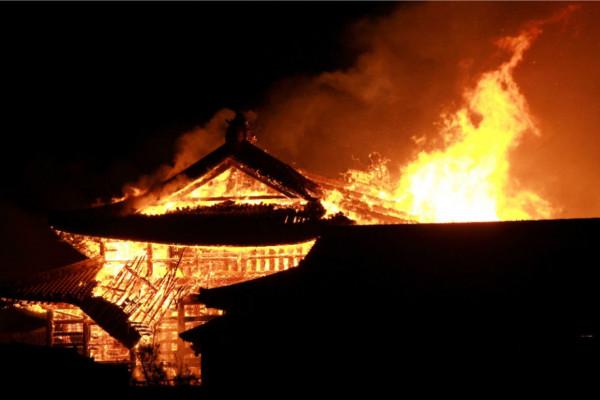 日本沖繩島自駕遊(一)，那霸市內閒逛，僥倖看到了焚燬前的首裡城