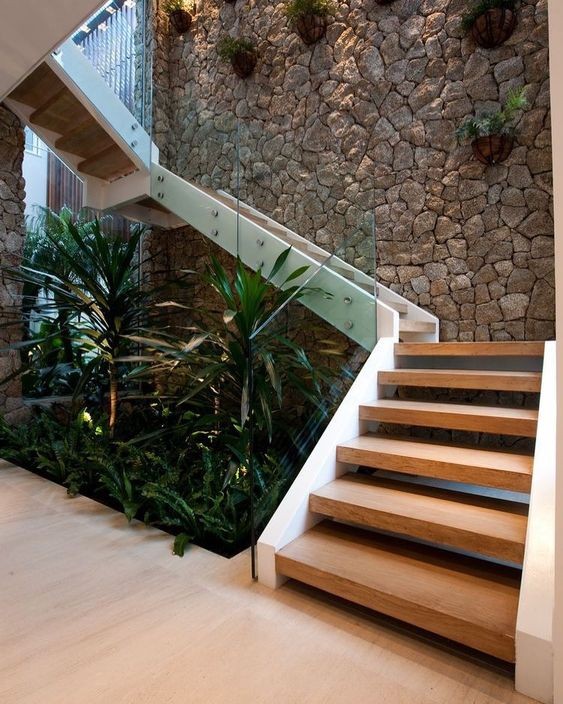 樓梯下打定製櫃,從來不是有錢人的選擇,還不如設景觀區更為美觀 樓梯下打定製櫃,從來不是有錢人的選擇,還不如設景觀區更為美觀