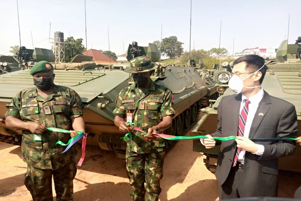 中國這位裝甲老兵,開始征戰非洲!與最新坦克一道死磕恐怖分子 中國這位裝甲老兵,開始征戰非洲!與最新坦克一道死磕恐怖分子