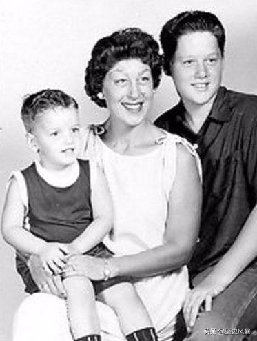 克林頓向繼父揮球杆救出母親，母親不久竟復婚，多年後才知其苦心