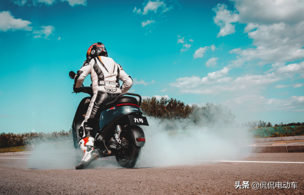 小牛、九號、哈囉推出的3款高階電摩，誰更強？最全面的測評來了