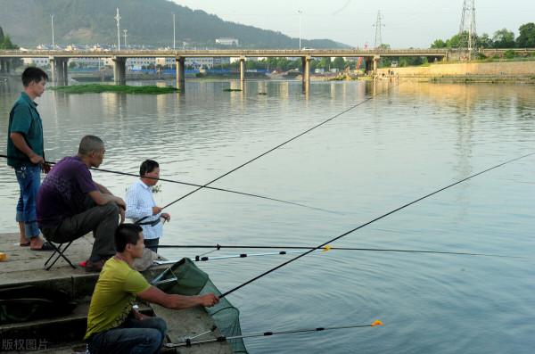 野釣沒口彆著急收竿，不妨裝上抄網，老手教你一個爆護連竿的絕招