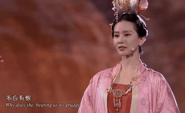 中秋晚會：周深背影好絕，撒貝南唱歌憋笑，劉詩詩對不起這身衣服