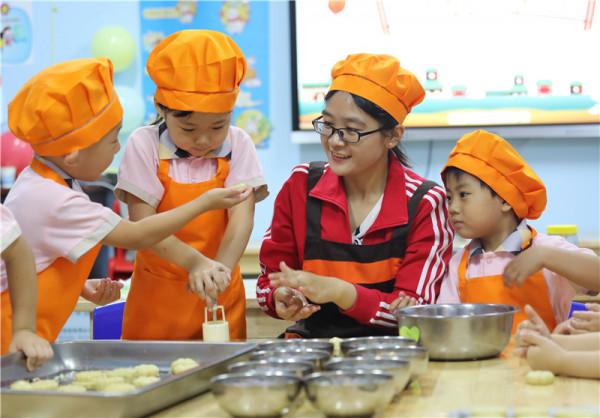 河北臨城:學做月餅迎中秋 河北臨城:學做月餅迎中秋