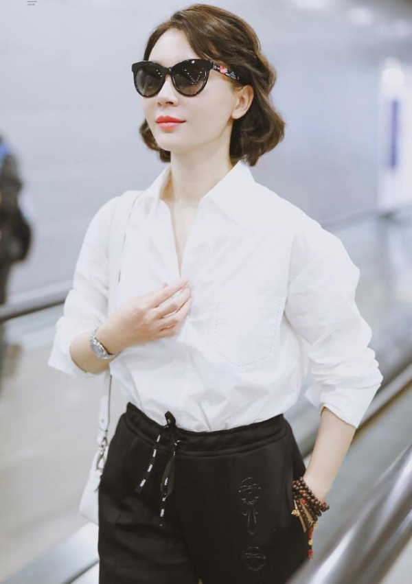 這才是50歲女人該有的打扮，拒絕“扮嫩”，簡單高階的氣質才更美