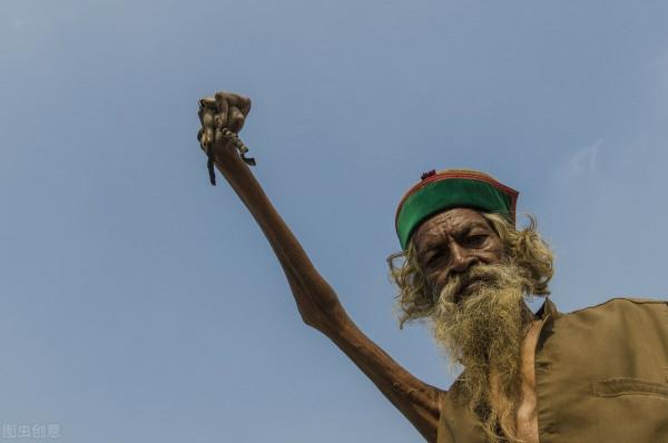 印度男子拋棄優渥生活當苦行僧，右手高舉40多年，萎縮也不願放下