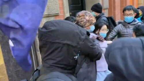 在英女生繼續硬剛“港獨”分子：就算關店，也絕不會讓他們欺辱中國人