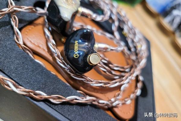 當鍍晶生物振膜雙動圈遇見四動鐵，山靈ME800六單元圈鐵小試